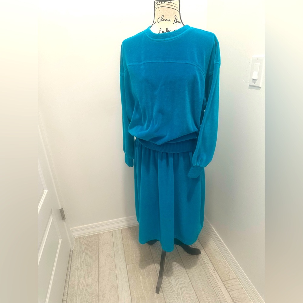 Vintage Teal 2-piece Long-Sleeve Top and Skirt Set by Lizsport. Top is pM